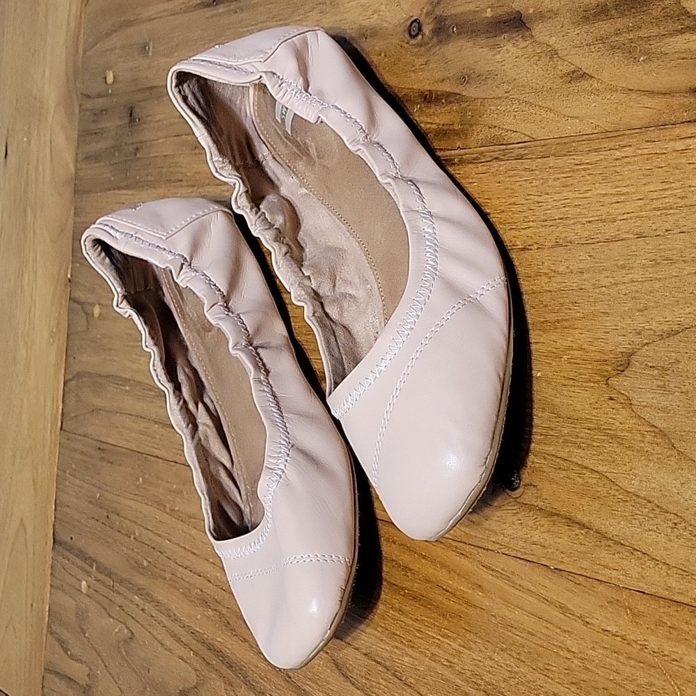 TOMS W8 light dusty pink ballet flats